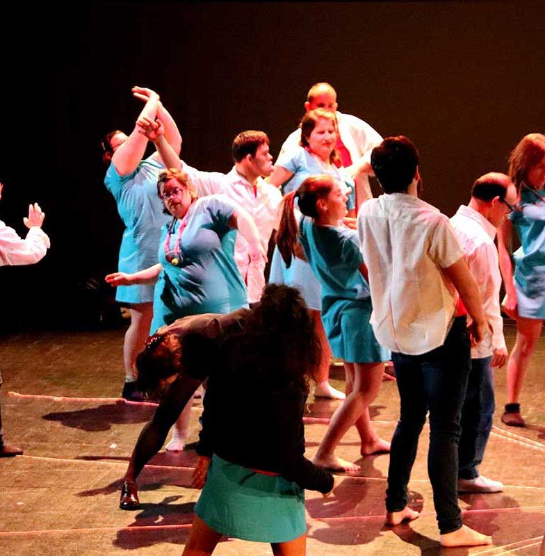 Espetáculo de dança por jovens com deficiência do CASCI