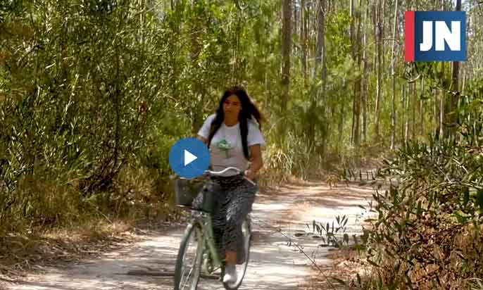 Jovem a andar de bicicleta pela floresta a realizar a patrulha 
